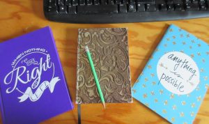 3 Notizbücher auf dem Tisch als praktische Helfer